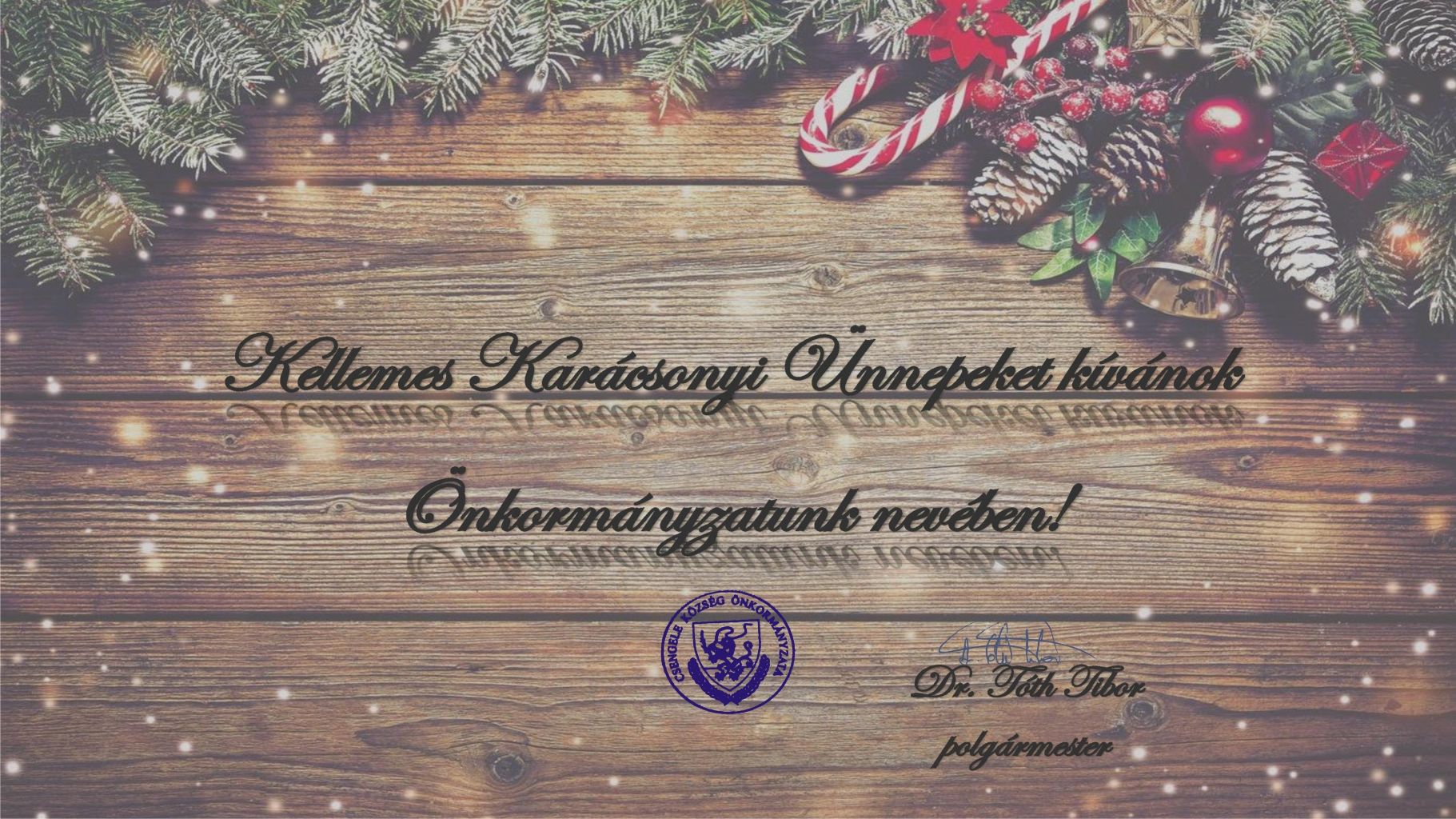 méregtelen borostyánt kapott karácsonyfa vágása közben